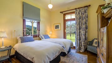6 bedrooms, desk, iron/ironing board, WiFi