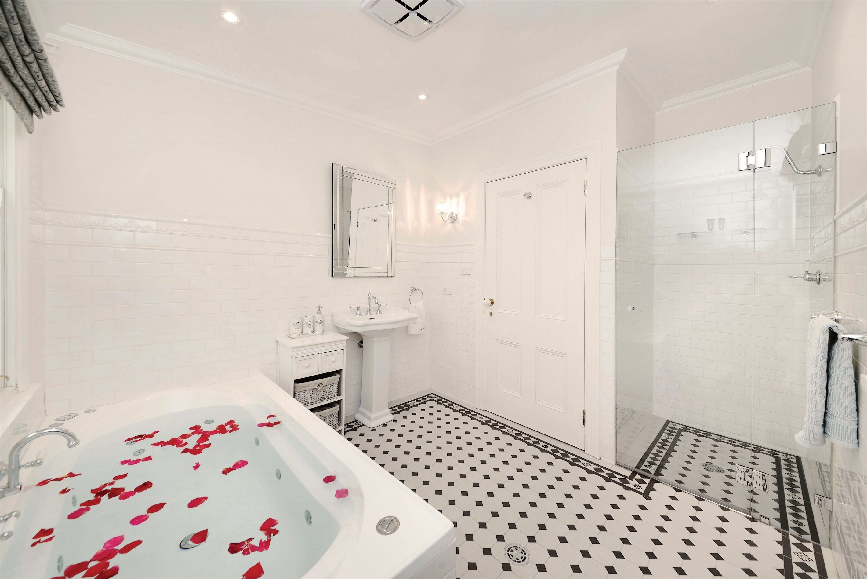 Shower, jetted bath, hair dryer, towels