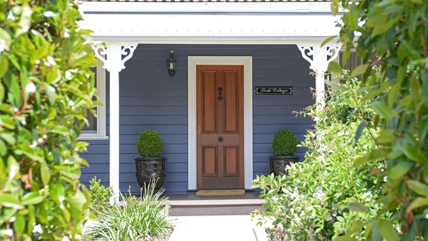 A blue house with a wooden door and a porch. - Poet's Cottage 1912 Clifftop Walks, Fire, Spa Bath (Wentworth Falls)