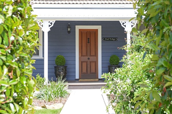 Exterior detail - Poet’s Cottage • Spa Bath, Fireplace, Best Treks! (Wentworth Falls)