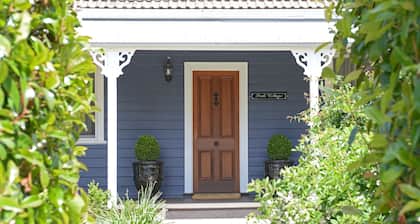 Poet’s Cottage • Spa Bath, Fireplace, Best Treks!