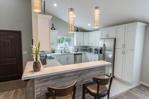 Kühlschrank, Mikrowelle, Ofen, Herdplatte