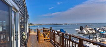 Vibrant 4bd Waterfront Boatyard Apartment! Beach access just steps away!