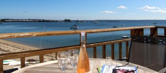 Vibrant 4bd Waterfront Boatyard Apartment! Beach access just steps away!