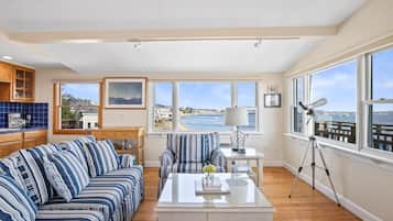 TV connectée, livres, chaßne hi-fi