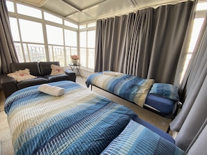 3 habitaciones, tabla de planchar con plancha, wifi y ropa de cama 