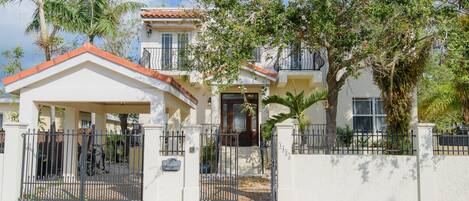 المنشأة من الخارج