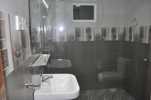 Deluxe Double Room, 2 Bedrooms, Garden View | Bathroom | Shower, free toiletries, hair dryer, towels - Shaa Lodge (Thissamaharama)