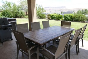 Outdoor dining - PRIVATE POOL 34'x18', 25 Minutes to Zion,  Playset for Kids, 7 bdrm, sleeps 32 (Hurricane)