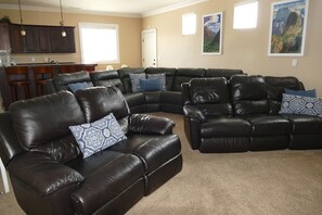 Smart TV, DVD player, foosball, table tennis - PRIVATE POOL 34'x18', 25 Minutes to Zion,  Playset for Kids, 7 bdrm, sleeps 32 (Hurricane)