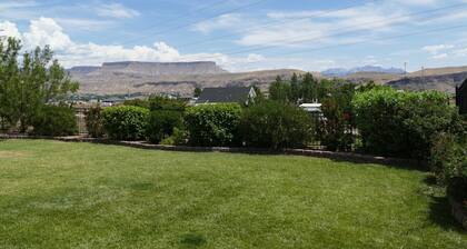 PRIVATE POOL 34'x18', 25 Minutes to Zion, Playset for Kids, 7 bdrm, sleeps 32