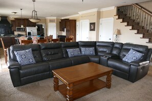 Televisor intel·ligent, reproductor de DVD i futbolí 