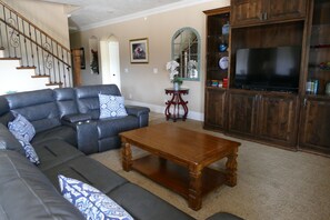 Televisor intel·ligent, reproductor de DVD i futbolí 