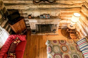 Una televisión, una chimenea