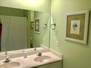 Combined shower/bathtub, towels, soap, toilet paper - Port Royal Paradise (minutes from Parris Island and downtown Beaufort) (Port Royal)