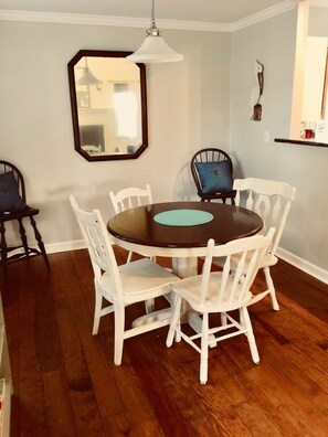 Dining - Port Royal Paradise (minutes from Parris Island and downtown Beaufort) (Port Royal)