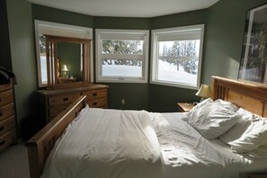 4 bedrooms, iron/ironing board, free WiFi, bed sheets