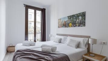 4 bedrooms, iron/ironing board, internet, bed sheets