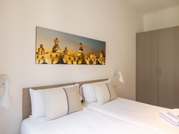 4 bedrooms, iron/ironing board, Internet, bed sheets