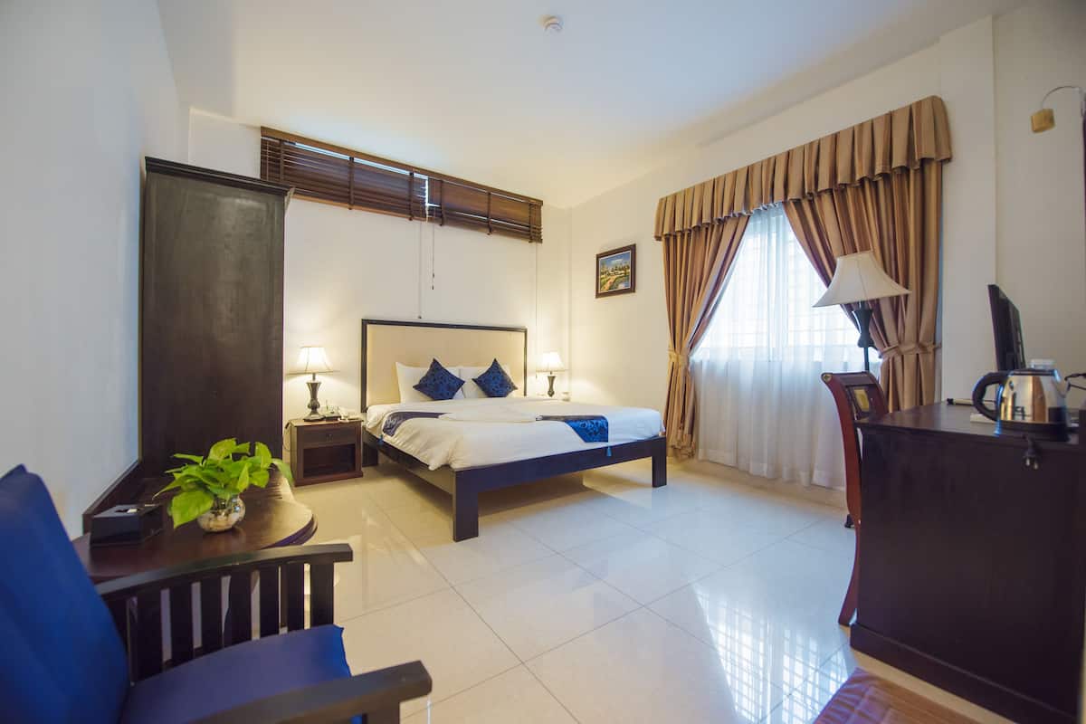 Superior Double Room, 1 King Bed, City View | Minibar, in-room safe, desk, blackout drapes