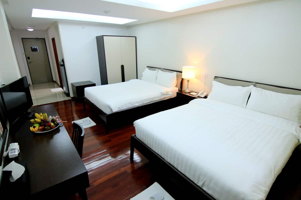 Premier Deluxe Twin Room | Premium bedding, minibar, desk, laptop workspace