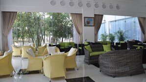 Lobby sitting area - Akore Myanmar Life Hotel (Yangon)