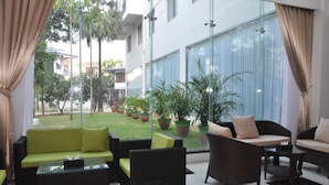 Lobby sitting area - Akore Myanmar Life Hotel (Yangon)