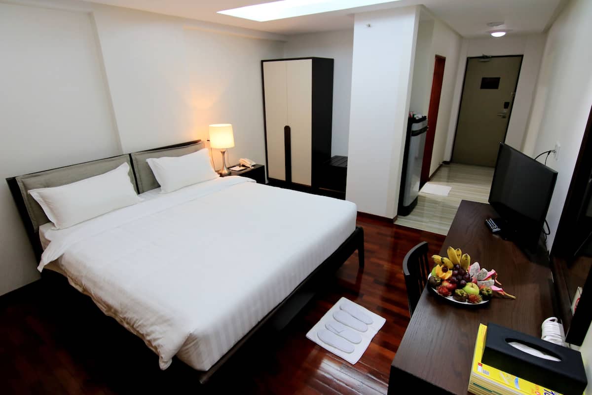 Premium bedding, minibar, desk, laptop workspace