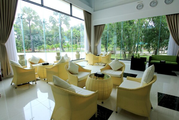Lobby sitting area - Akore Myanmar Life Hotel (Yangon)