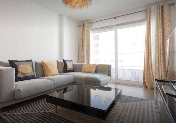 TV - Modern Apartment for Family and Group of Friends (Sacavém)