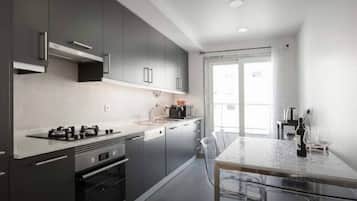 Kühlschrank, Mikrowelle, Ofen, Herdplatte