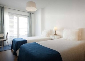 2 chambres, fer et planche à repasser, accès Internet, draps fournis