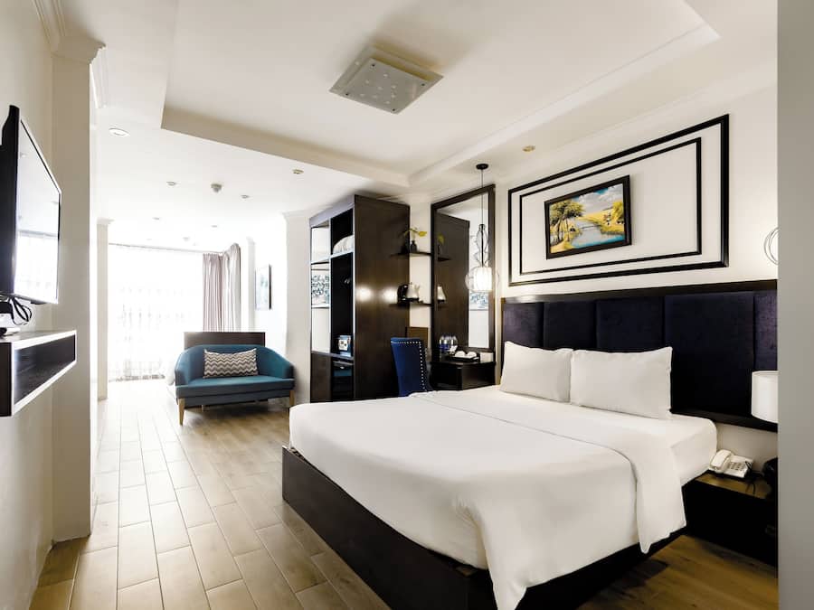 Camera tripla, vista città | Minibar, una cassaforte in camera, una scrivania, insonorizzazione