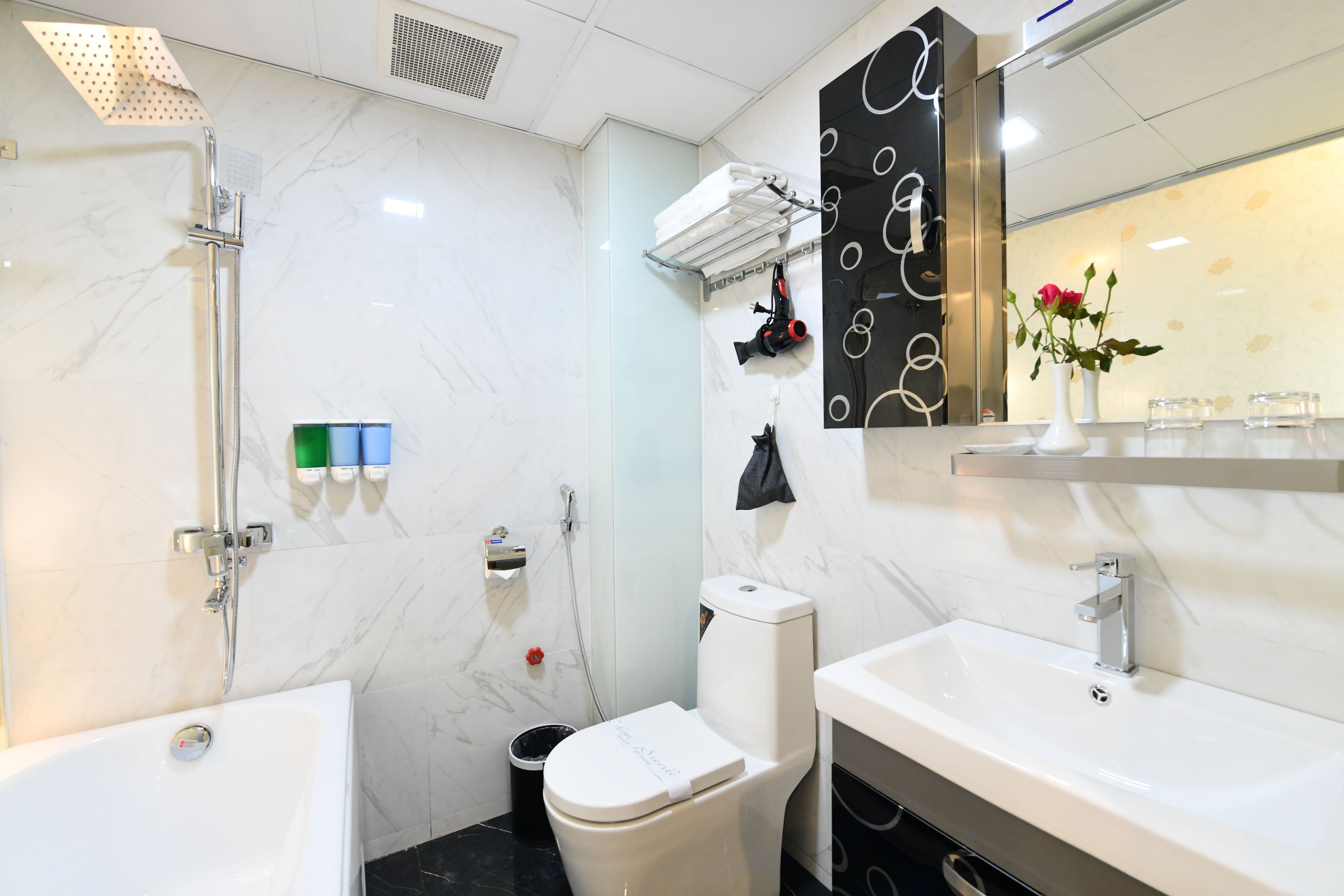 triple room, city view | bathroom | free toiletries, hair dryer, slippers, bidet