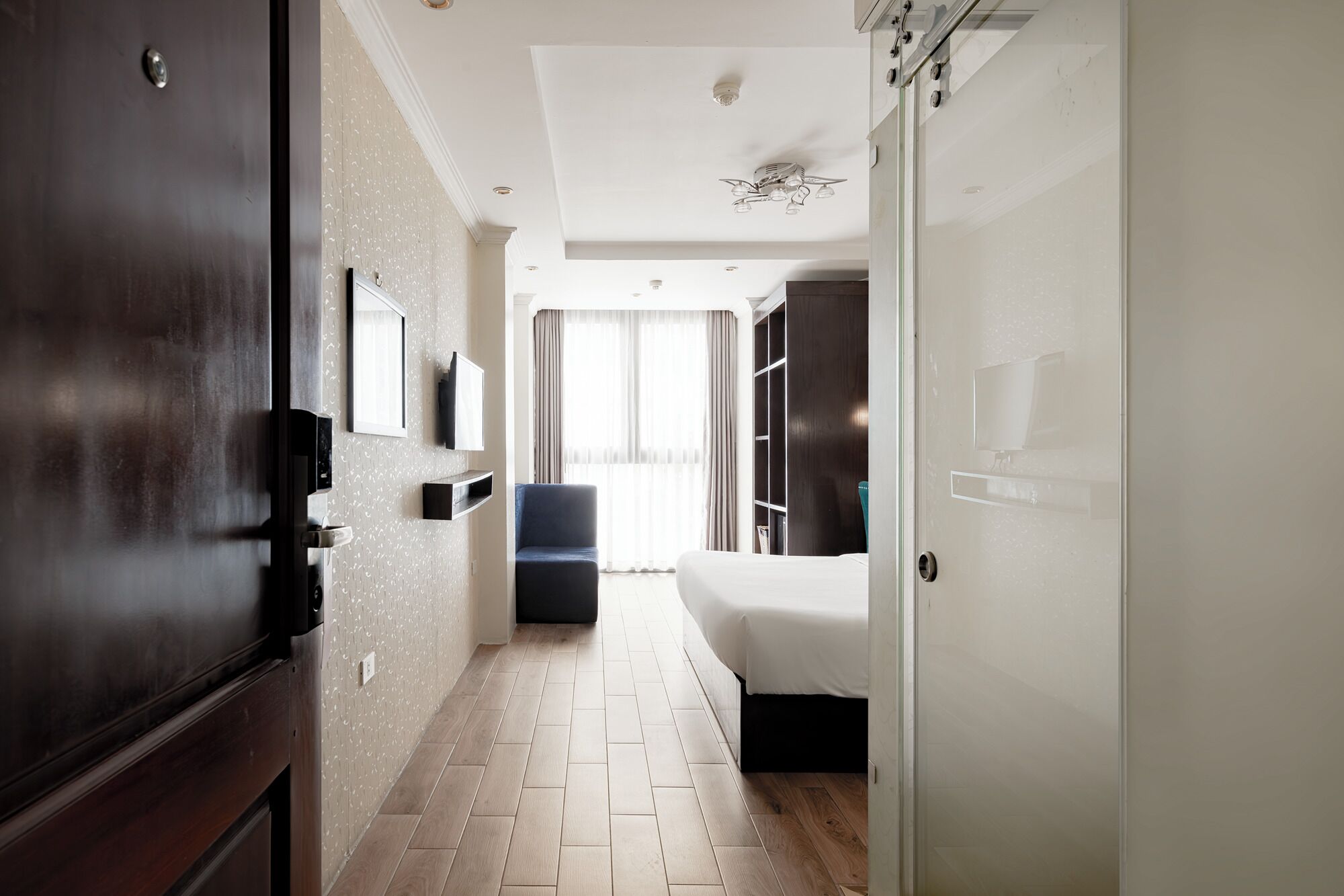 deluxe double room | 1 bedroom, minibar, in-room safe, desk