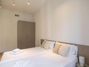 4 bedrooms, iron/ironing board, internet, bed sheets