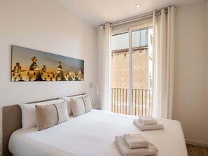4 bedrooms, iron/ironing board, internet, bed sheets