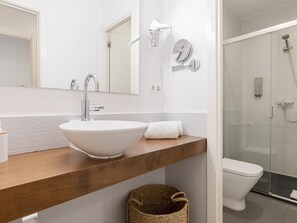 Een haardroger, handdoeken