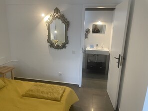 1 habitación, escritorio, tabla de planchar con plancha y cuna de viaje 
