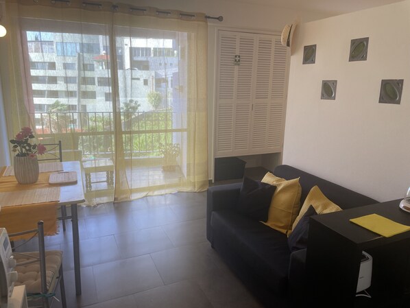 Smart TV - Funchal WaterFront Apartment in Lido with sea acces. (Funchal)