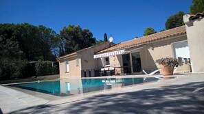 حمّام سباحة مُدفَّأ