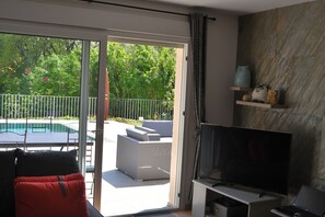 Fernseher, Kamin, DVD-Player, Tischtennisplatte