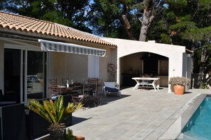 تناول الطعام بالخارج