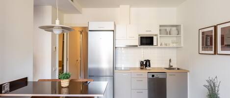 Kjøleskap, mikrobølgeovn, oppvaskmaskin og kaffetrakter/tekoker