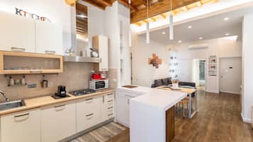 KĂŒhlschrank, Mikrowelle, Ofen, Herdplatte