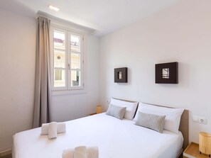 2 bedrooms, iron/ironing board, internet, bed sheets