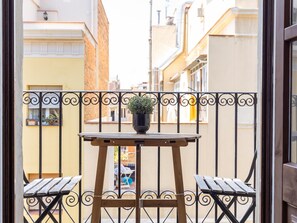 Outdoor dining - TWO BEDROOM APARTMENT (Barcelona)
