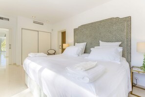 4 bedrooms, in-room safe, iron/ironing board, WiFi (free) - Villa Sol by Balearic Villas (Pollensa)