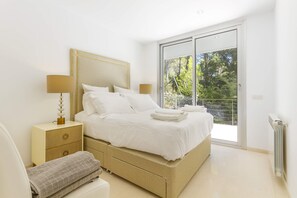 4 chambres, coffre-fort, fer et planche à repasser