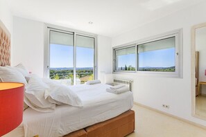 4 slaapkamers, een strijkplank/strijkijzer, gratis wifi, beddengoed